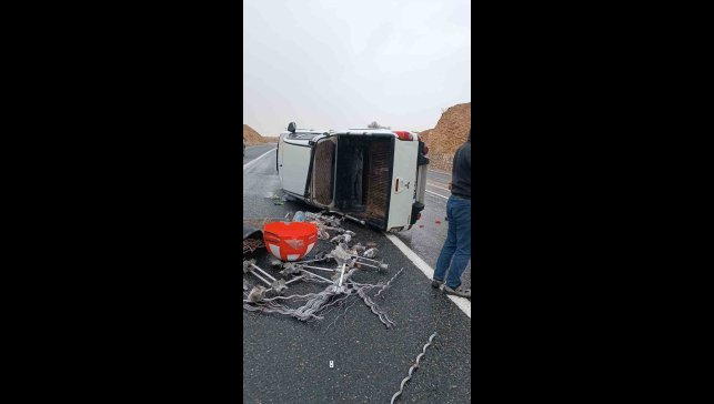 Elazığ'da kaygan yolda kamyonet devrildi