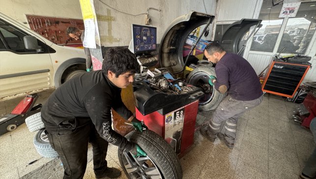 Yüksekova'da lastikçilerde kış lastiği mesaisi başladı