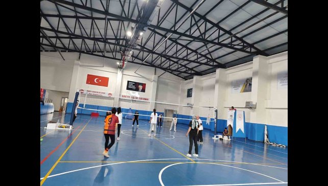 Varto Spor Salonu'nda voleybol antrenmanları devam ediyor