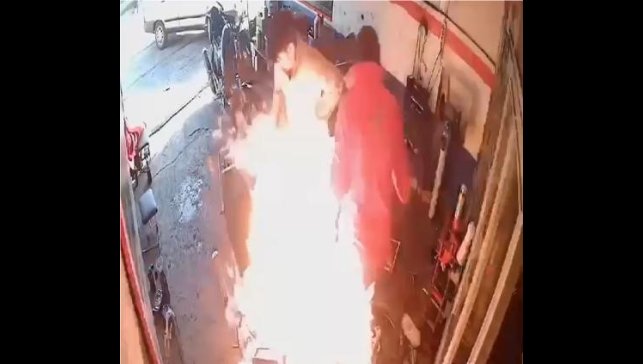 Motosikletteki yangına yanıcı maddeyle müdahale edince alevlerin arasında kaldılar: O anlar kamerada