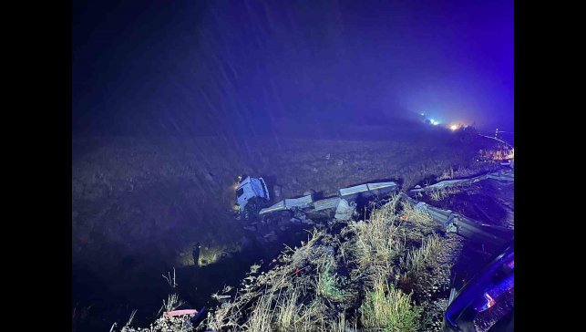 Malatya'da şarampole devrilen çekicinin sürücüsü hayatını kaybetti