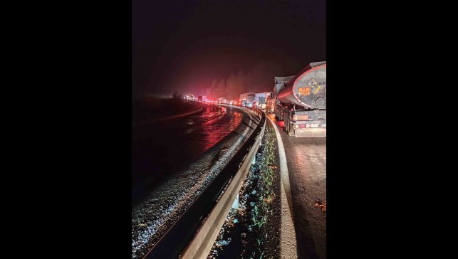 Elazığ'da tır devrildi: Kilometrelerce araç kuyruğu oluştu