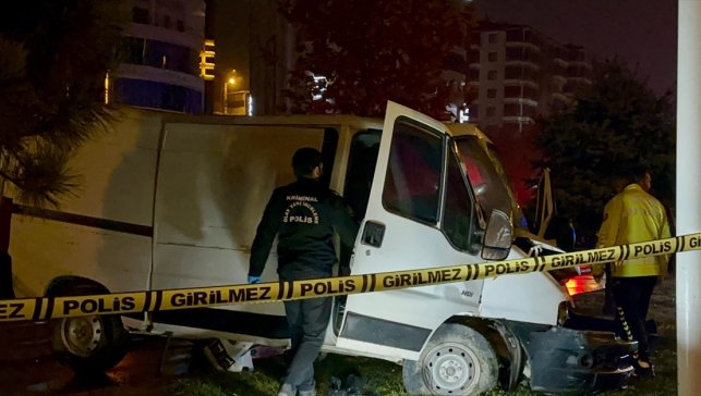 Malatya'da trambüs direğine çarpan minibüsün sürücüsü öldü
