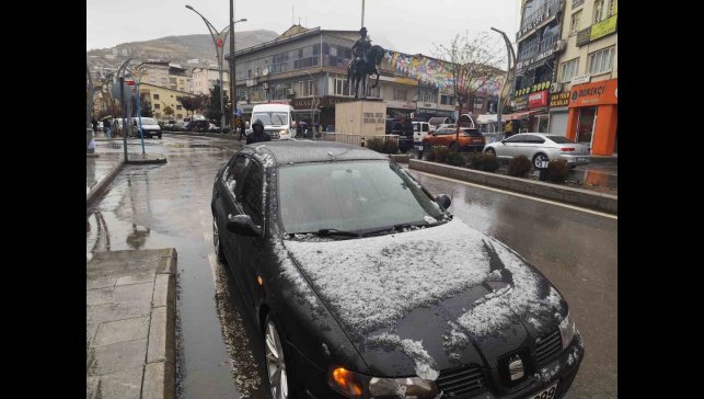 Hakkari'de merkezde yağmur, yüksek kesimlerde kar etkili oldu
