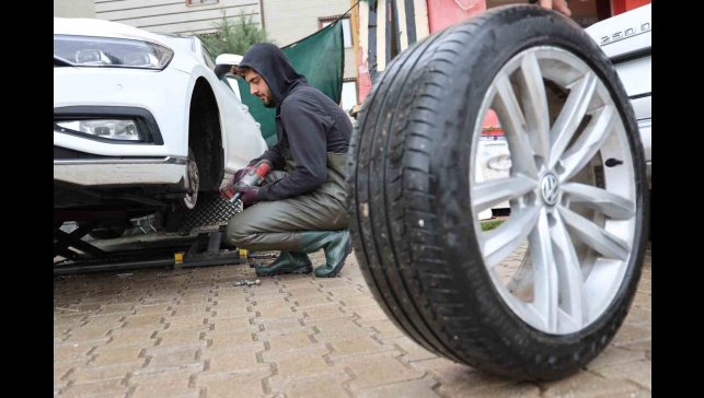 Elazığ'da kış lastiği için son gün yoğunluğu