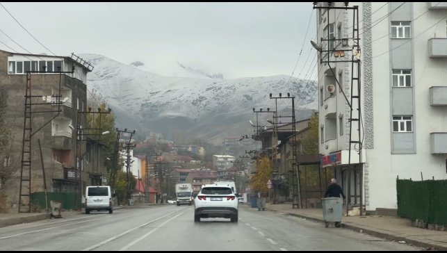 Yüksekova'nın etrafını çevreleyen dağlar beyaza büründü