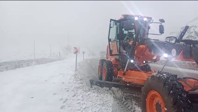 Kop Dağı'nda yoğun kar yağışı: Karayolları ekipleri gece boyu seferber oldu
