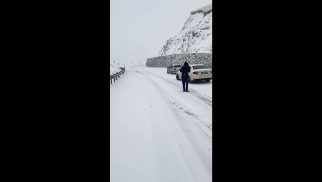 Yoğun kar yağışı, Palandöken geçidinde sürücülere zor anlar yaşattı