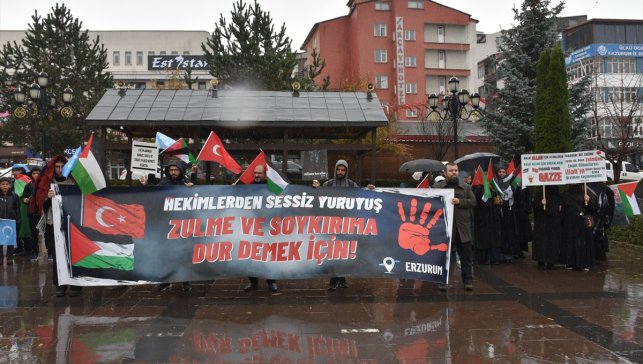 Erzurum'da sağlık çalışanları yağmurlu havaya rağmen Gazze için yürüdü