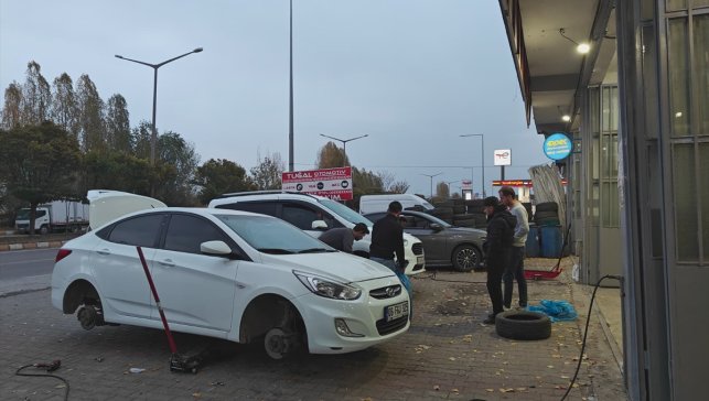 Muş'ta lastikçilerde "kış lastiği" mesaisi yaşanıyor