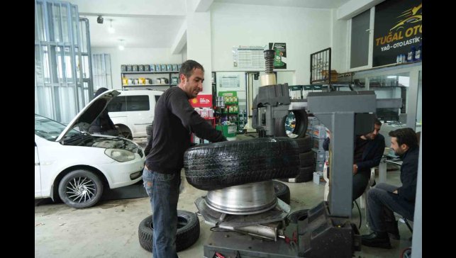 Çavuştepe'ye kar yağdı, sürücüler lastikçilere akın etti