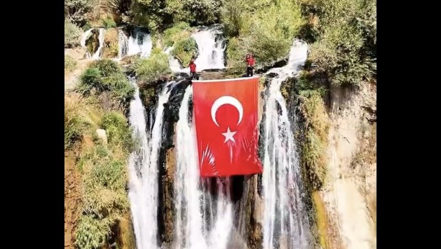 Muradiye Şelalesi'nde Türk bayrağı dalgalandı