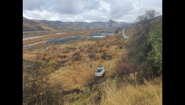 Elazığ'da kamyonet şarampole uçtu