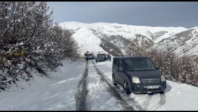 Muş'ta 14 köy yolu kapandı, 4 araç mahsur kaldı