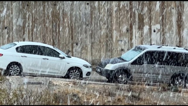 Yüksekova'da yoğun kar yağışı: Sınırda bulunan Çobanpınar köyünün yolu karla kaplandı