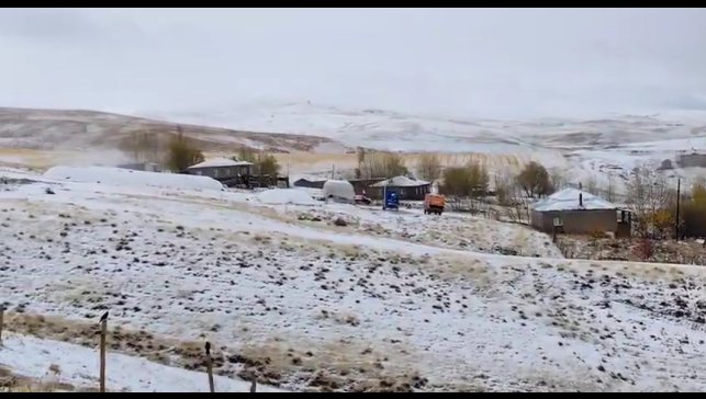 Bitlis'te köyler beyaza büründü