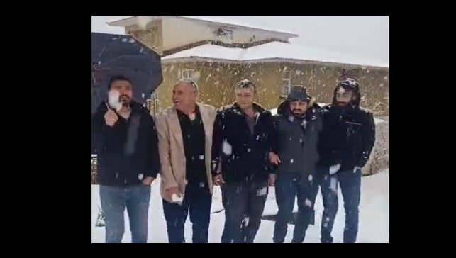 Hakkari'de halaylı kar yağışı kutlaması