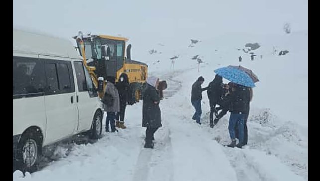 2600 rakımlı bölgede karda mahsur kalan yolcuları belediye ekibi kurtardı