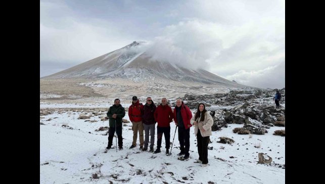 Ağrı Dağı'nda kar yağışına rağmen 27 dağcı tırmanışa geçti