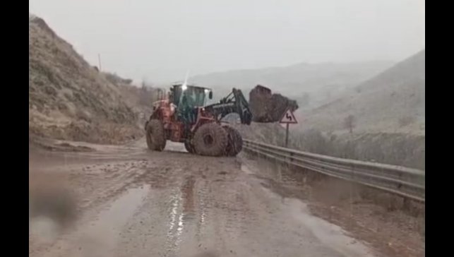 Yüksekova-Van kara yolunda heyelan meydana geldi