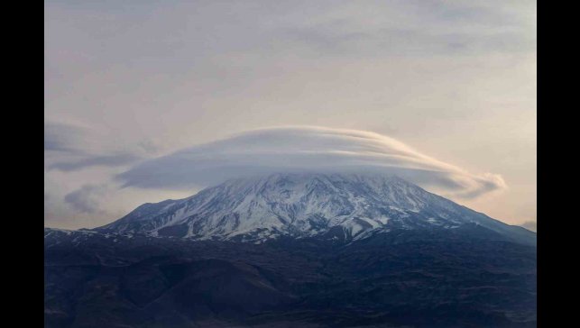 Ağrı Dağı'nda "mercek bulutu" hayran bıraktı