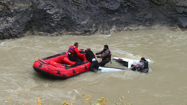 Hakkari'de Zap Suyu'na düşen pikaptaki 4 kişi bot yardımıyla kurtarıldı