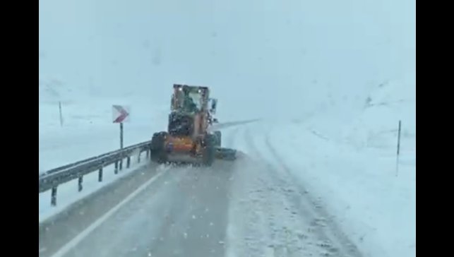 Yüksekova'da Karayolları ekipleri, karla mücadele çalışması yaptı