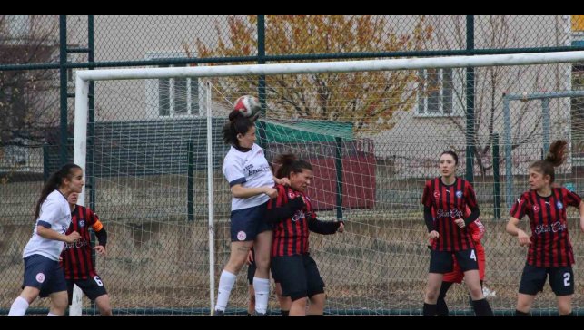 Ağrı Kadın Futbol Takımı, Erzincan'ı 5-0 mağlup etti