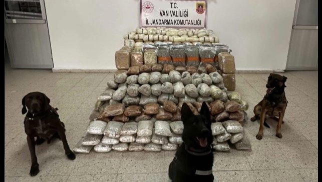 Zehir tacirlerine geçit yok: Tır ve kümeste 324 kilo uyuşturucu ele geçirildi