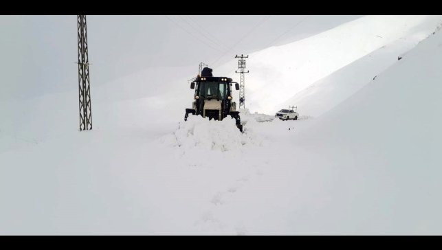 Hakkari'de kardan kapanan 9 köy ve 21 mezra yolu ulaşıma açıldı