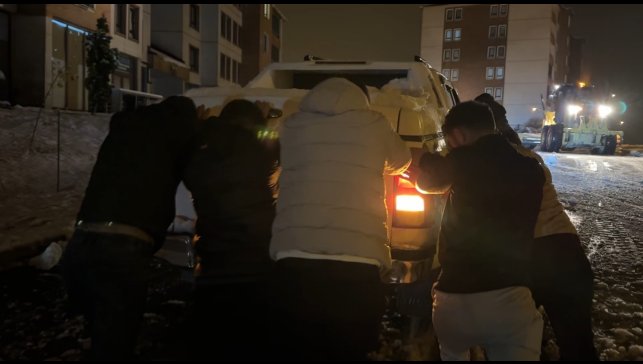 Yüksekova'da yollar piste döndü: Sürücülerin yokuşla imtihanı kameraya yansıdı