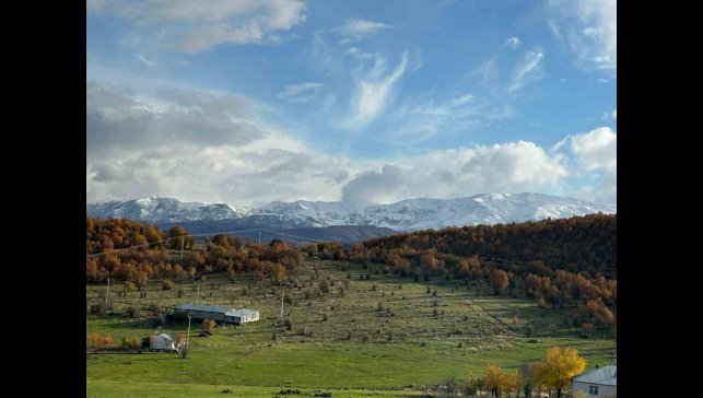 Karla kaplı dağlar sonbaharın renkleriyle buluştu