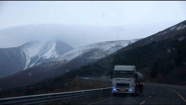 Ardahan'ın yüksek kesimleri beyaza büründü