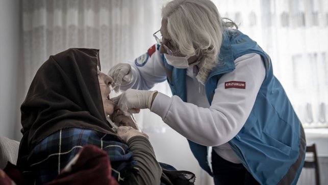 Yaşlıların evini diş kliniğine çeviriyor, bakıma muhtaç hastalara konfor sağlıyorlar