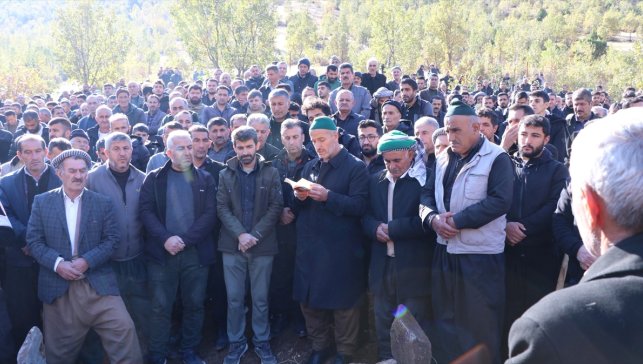 Hakkari'de Zap Suyu'na düşen pikapta hayatını kaybeden 2 kişinin cenazesi defnedildi