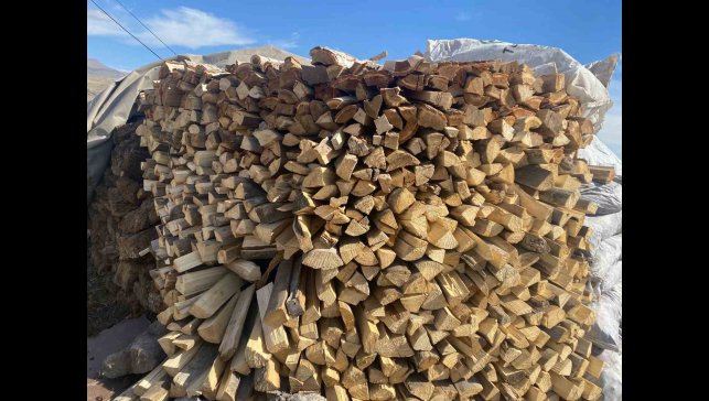 Patnos'ta kış yaklaşırken odun istifleme çalışmaları hız kazandı
