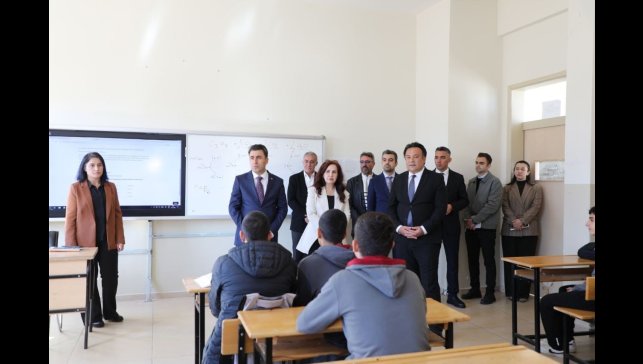 Vali Aygöl, öğrencilerle bir araya geldi