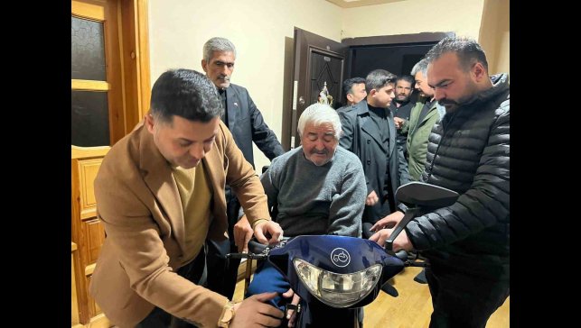 Kars MHP'den engelli vatandaşa akülü araç desteği