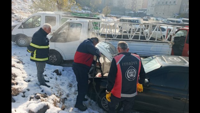 Yüksekova'da seyir halindeki otomobil yandı