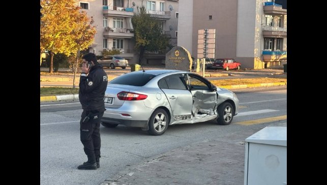 Erzincan'da trafik kazası: 2'i çocuk 4 yaralı