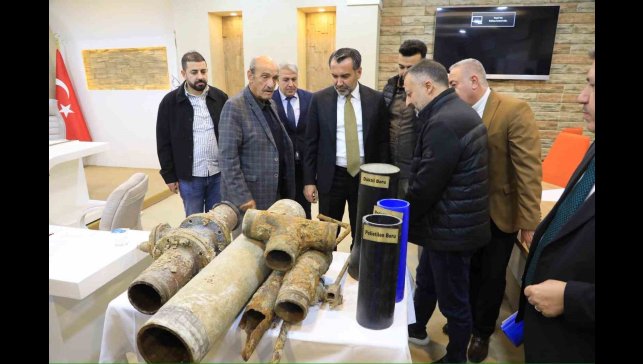 Meclis toplantısına eski içme suyu borularını getiren Başkan Şerifoğulları: "İçme suyu hattı döşeme çalışmalarımız yüzde 99 seviyesine ulaşmıştır"