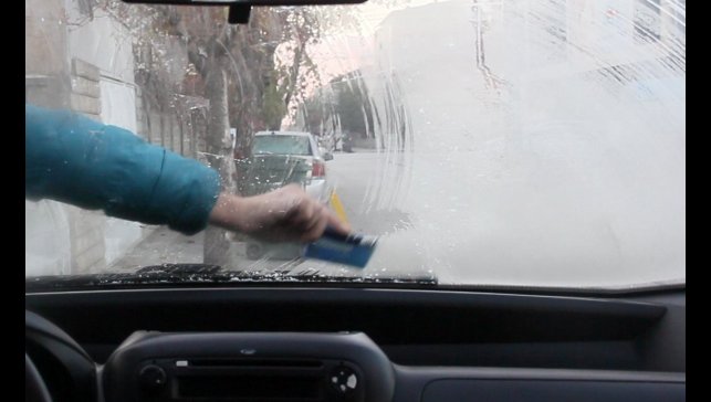 Erzincan'da soğuk hava etkili oldu: Araç camları buz tuttu