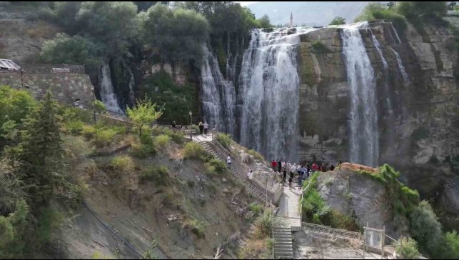 Sonbaharda Tortum Şelalesi'nde ziyaretçi yoğunluğu
