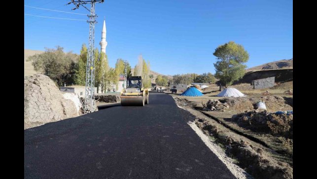 Ağrı'da köy yolları güçleniyor