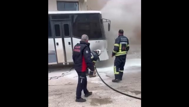 Park halindeki midibüs alev aldı