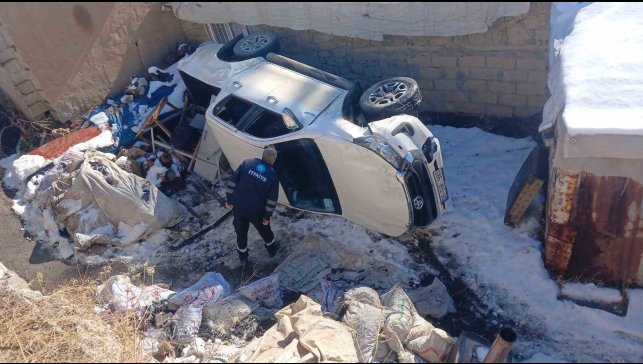 Hakkari'de VEDAŞ personelini taşıyan kamyonet şarampole yuvarlandı