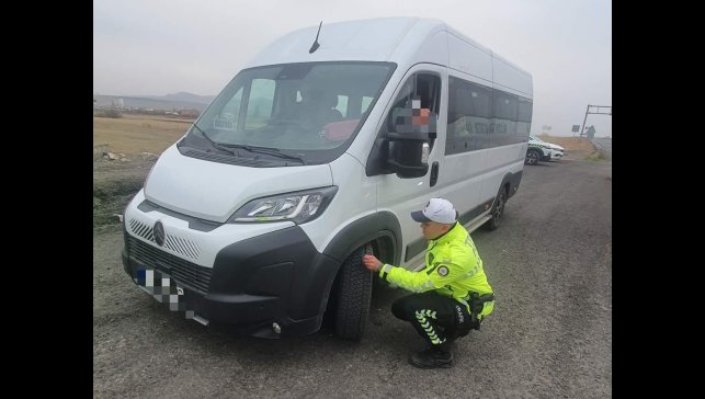 Kars'ta trafik ekiplerinden kış lastiği uygulaması