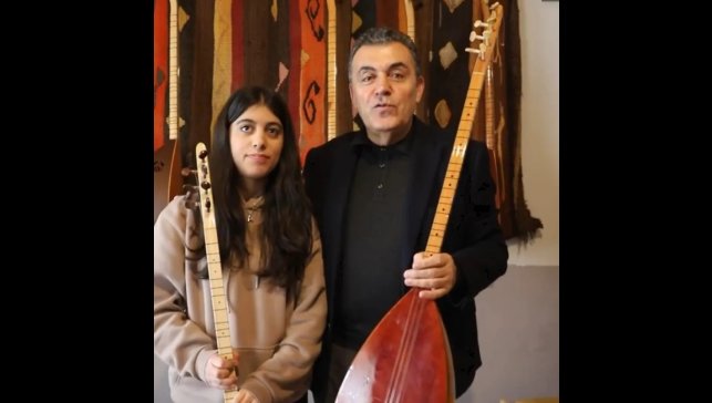 Güzel Sanatlar lisesini kazanan öğrenciye Başkan Demir'den 2 bağlama saz hediye