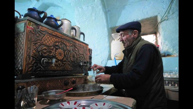 Muş'ta 350 yıllık tarihi çay ocağında 55 yıldır çay demliyor