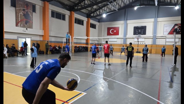 Yüksekova'da 24 kasım öğretmenler günü voleybol turnuvası başladı
